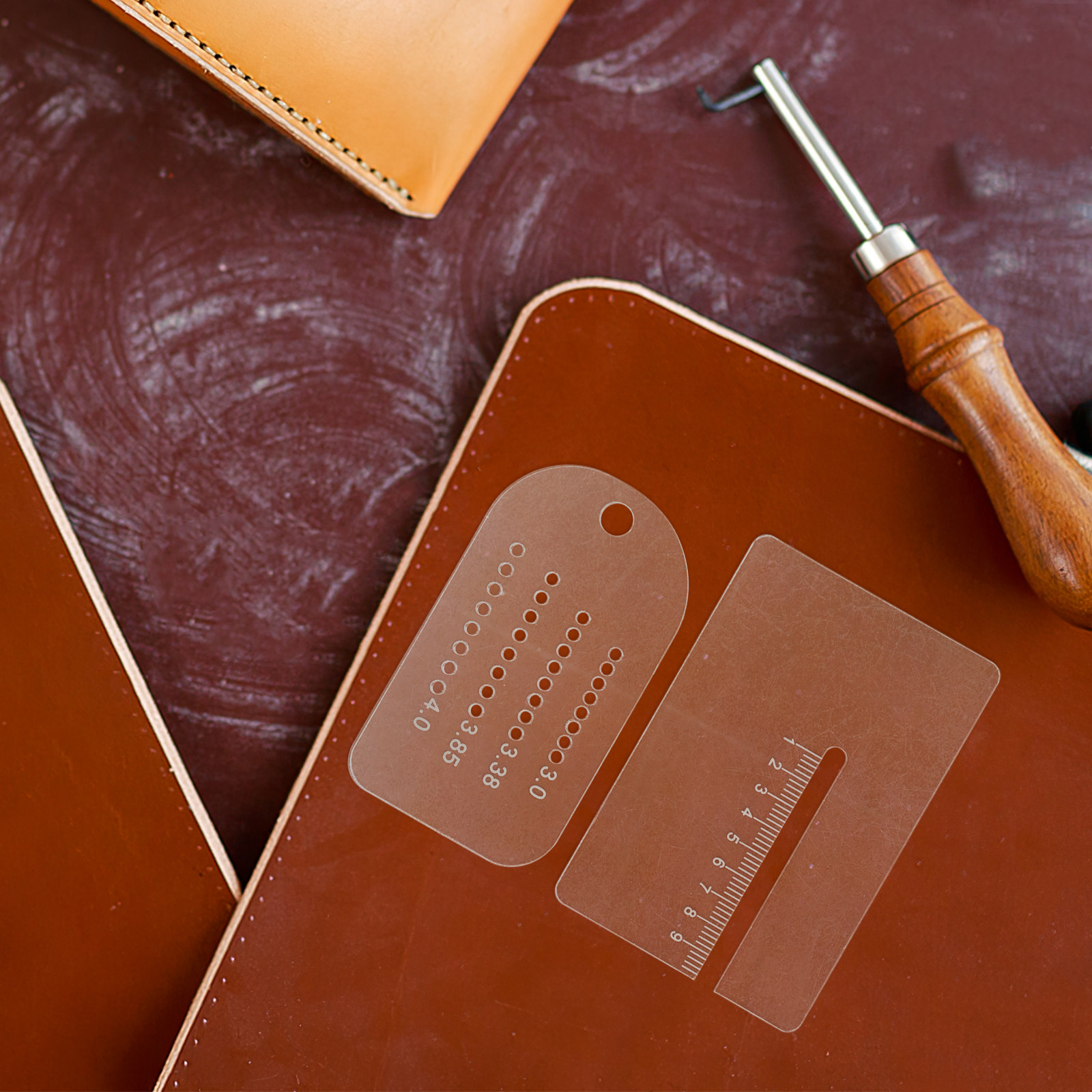 قطعتان من مسطرة التوجيه متعددة - مراجعة Leatherworking Guide وسعره